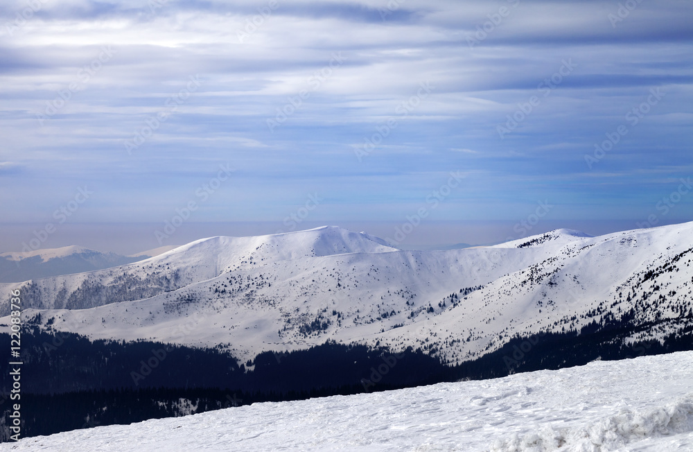 Obraz premium Winter mountains and cloudy sky