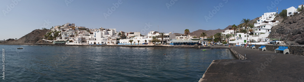 Fuerteventura, Isole Canarie: vista del porto e delle case bianche di Las Playitas, piccolo villaggio di pescatori al centro dell'isola, il 7 settembre 2016  