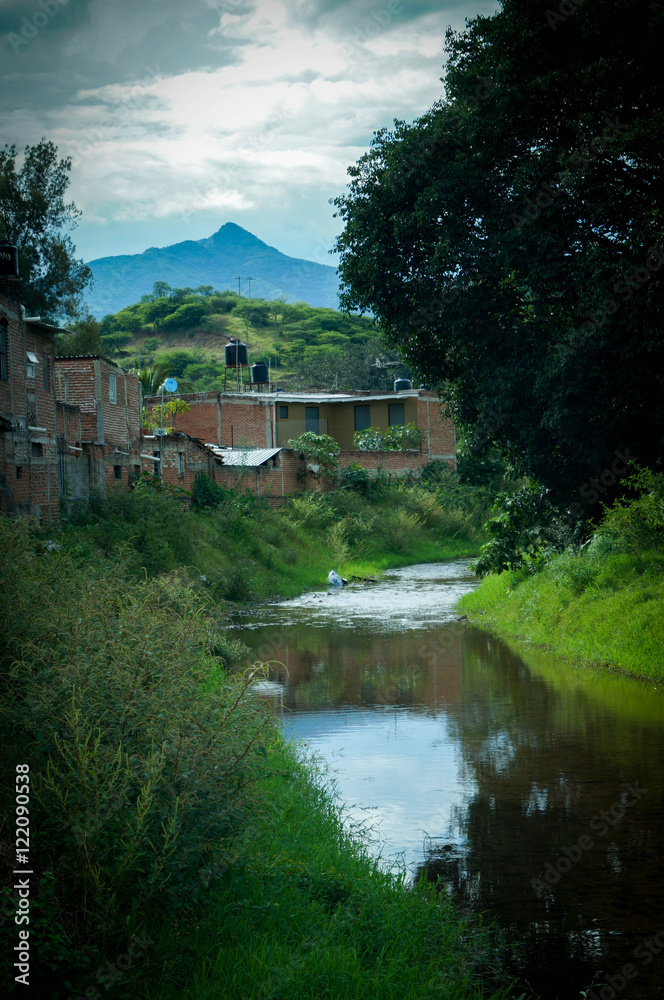 Fototapeta premium EL RIO DE POCA AGUA