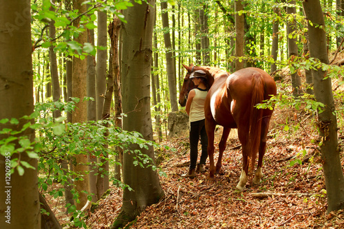 Cowgirl mit Pferd im Wald