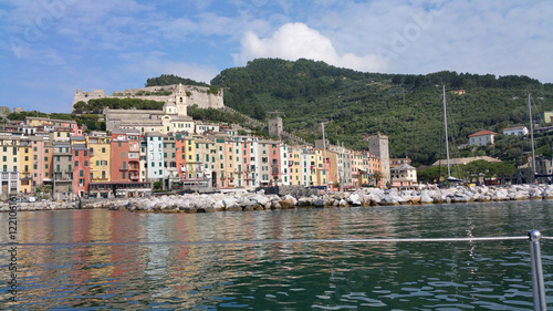 ingresso in porto di portovenere con barca vela