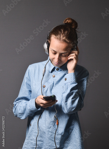 Девушка слушает музыку 