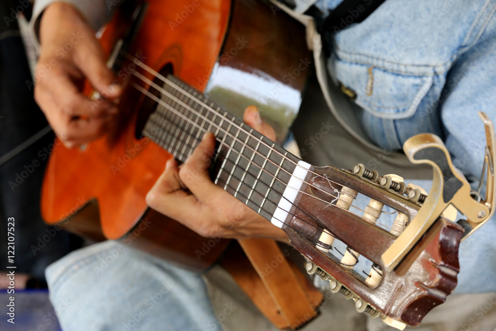 Obraz premium guitarist plays