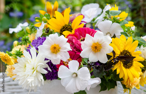 Fototapeta Naklejka Na Ścianę i Meble -  Glück, Freude, Geschenk im Spätsommer: bunter Strauß aus Sonnenblumen, Dahlien, Astern und Malven :)