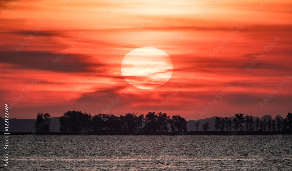 Obraz premium sonnenaufgang über dem barther bodden