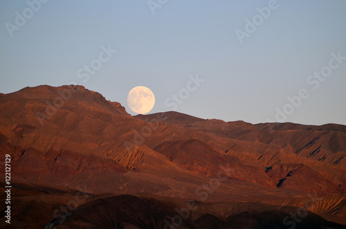 Lever de lune sur le désert