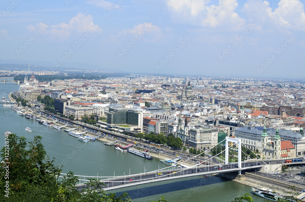 Obraz premium Panoramiczny widok na Budapeszt ze wzgórza Citadella, Węgry
