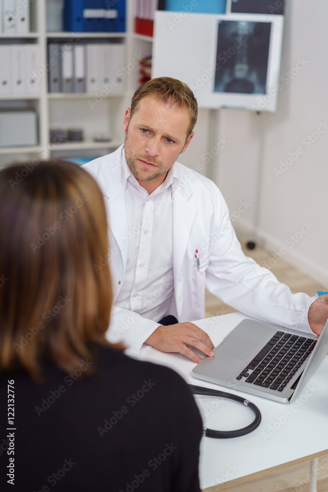 arzt hört einer patientin zu arzt hört einer patientin zu