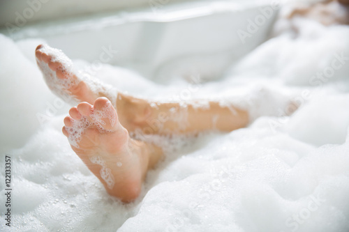 Fototapete Women's feet she was bathing in a a bathtub with happiness