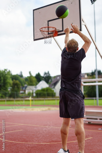 mann wirft einen korb beim basketball