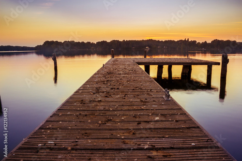 Fototapeta Naklejka Na Ścianę i Meble -  Steg am See bei Sonnenuntergang