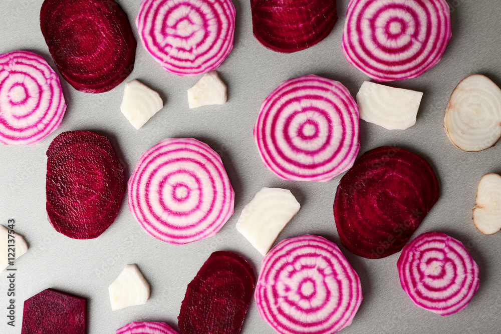 Obraz premium Fresh sliced beetroot on grey background, top view