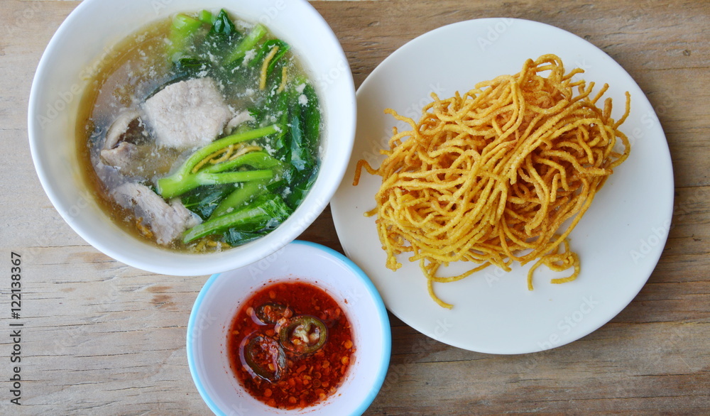 crispy egg noodle with Chinese kale and pork in gravy sauce