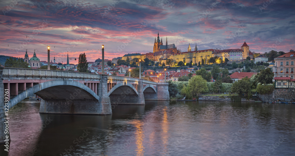 Fototapeta premium Praga przy zmierzchem. Wizerunek Praga, stolica Republika Czeska, podczas dramatycznego zmierzchu.