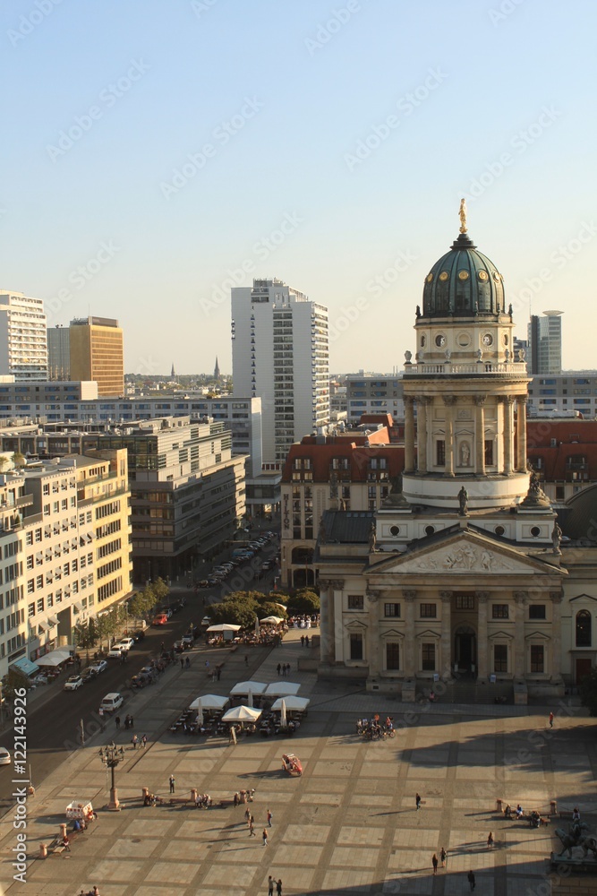 Obraz premium Berlin-Mitte /Blick über den Gendarmenmarkt entlang der Markgrafenstraße nach Süden