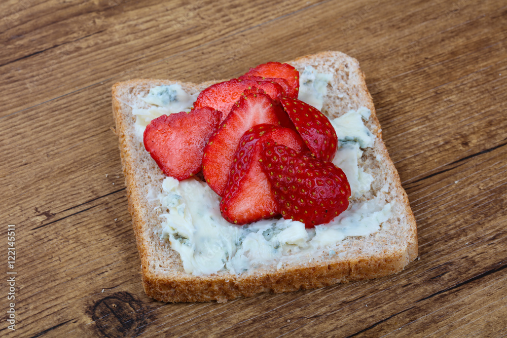 Sandwich with gorgonzola and strawberry
