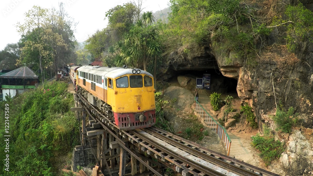 Naklejka premium Tham Krasae Bridge bei Kanchanaburi (Thailand)