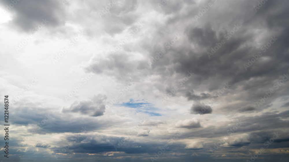 Fototapeta premium Beautiful summer day sky. Dense crisp cloudscape with large, building clouds, light rays and close to storm sky, perfect for digital composition background.
