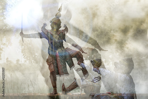 Fotografie STRICTLY KHON DANCING (THOTSAKAN): PERFORMERS of one of Thailand's most highly r