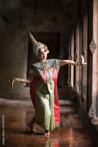 Canvastavla STRICTLY KHON DANCING (THOTSAKAN): PERFORMERS of one of Thailand's most highly r