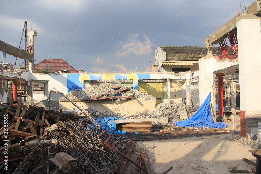 Obraz premium building's ruin before renovation