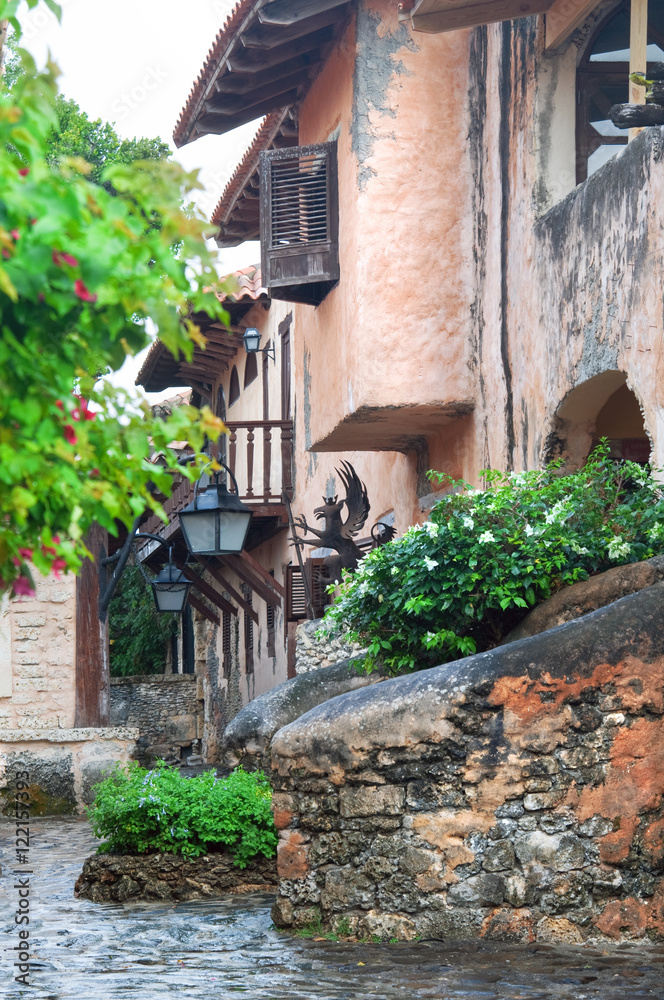 Fototapeta premium Old houses in the southern city. Mediterranean architecture.