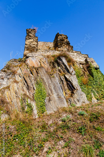  Die Burg Stahlberg, die Ruine einer Spornburg über dem Ortsteil Steeg der Stadt Bacharach am Rhein. Die Reste eines viereckigen Turms. September 2016. 
