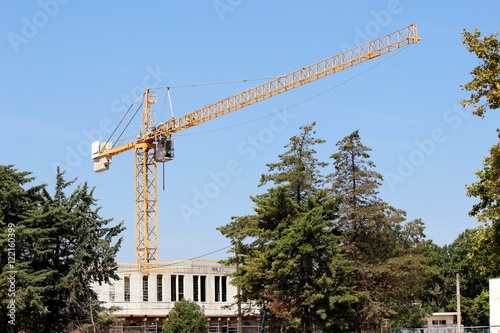 Grue à haubans sur la construction d'un immeuble