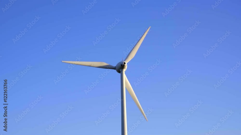 Windkraftenergie Anlage vor blauen Himmel Windkraftenergie Anlage vor blauen Himmel