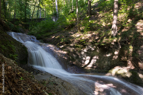 Wasser fliesst im Bach durch die Natur im Wald