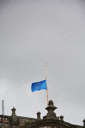 Flagge der EU Europäischen Union auf Halbmast photo