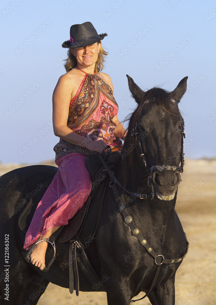 Obraz premium horsewoman on the beach