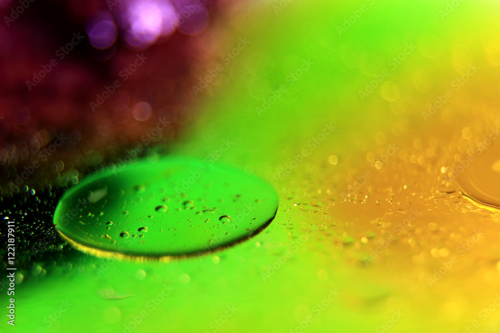 Plamy oleju na wodzie podświetlane kolorowym światłem. - obrazy, fototapety, plakaty 