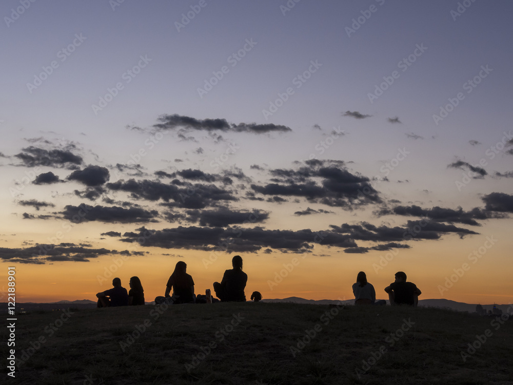 Fototapeta premium couple watching the sunset