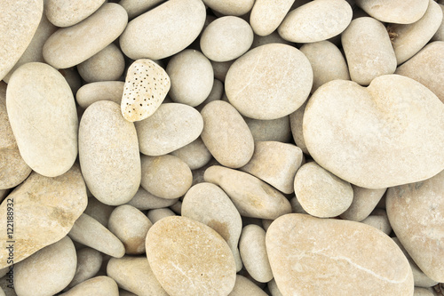 Obraz na plátně small pebbles piled next to a beach