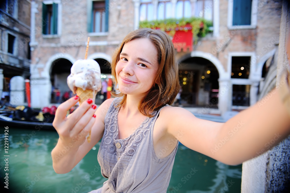 Φωτογραφία Female traveler making selfie photo with traditional italian ice cream in Venice