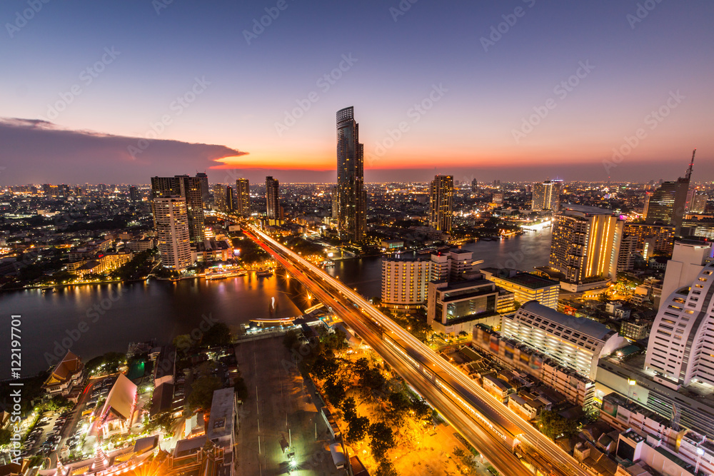 Obraz premium Transport w Bangkoku z nowoczesnym budynkiem biznesowym wzdłuż rzeki (Tajlandia)
