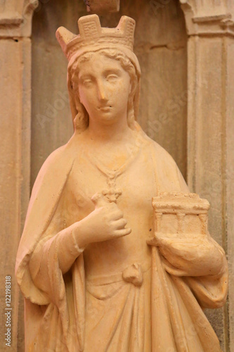 Statue. Basilique du Sacré-Coeur. Paray-le-Monial. / Statue. Sacred Heart Basilica. Paray-le-Monial.