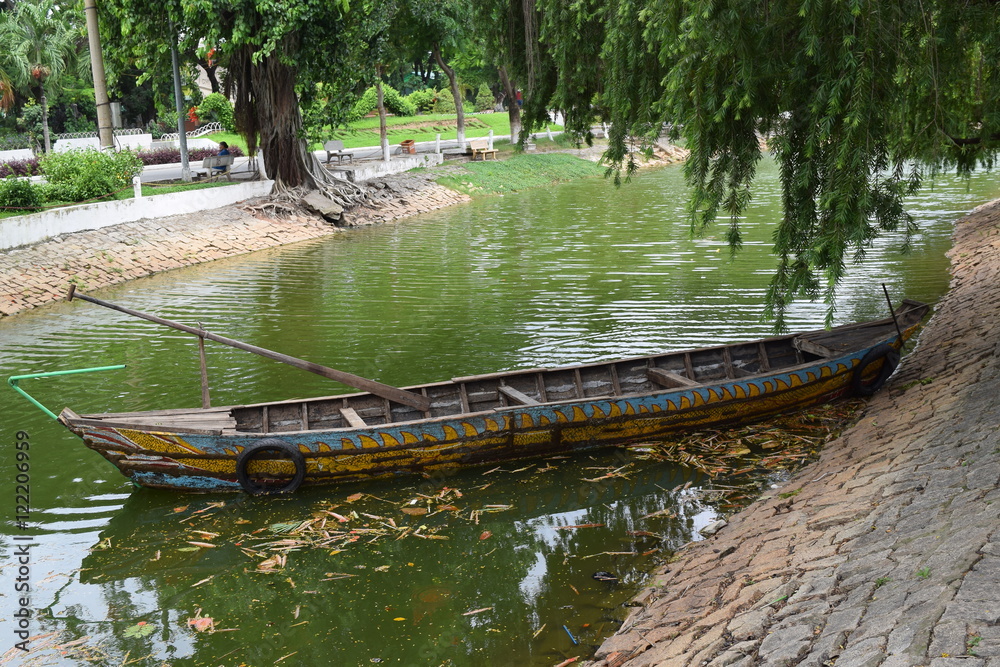 Obraz premium traditional asian fishing boat in river