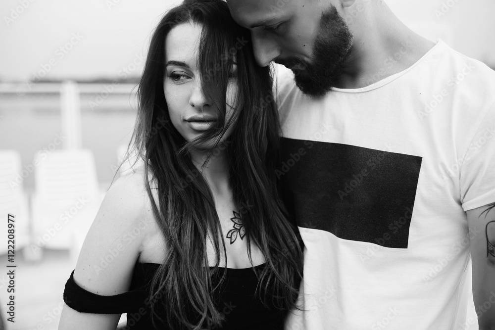 Naklejka premium beautiful couple at close angle