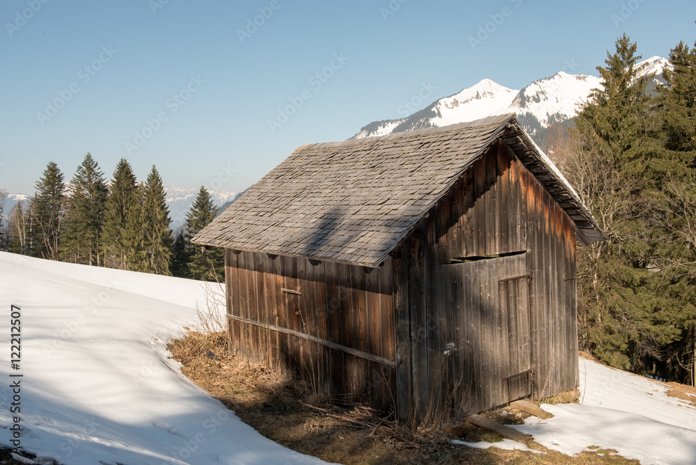 Naklejka premium Holzhütte in den Alpen im Winter