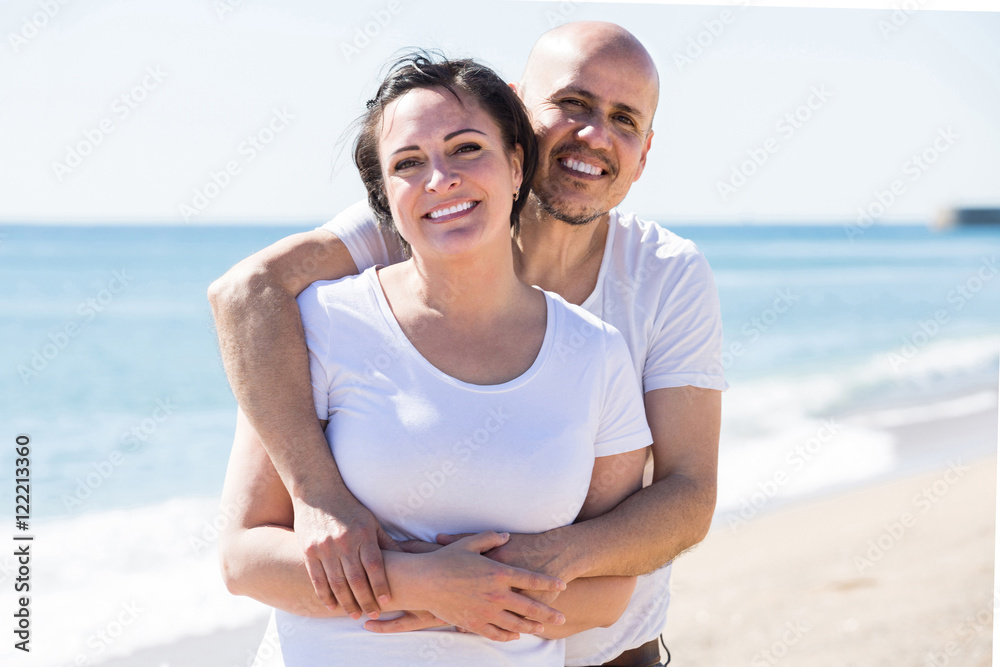 Fototapeta premium couple holding each other on the beach