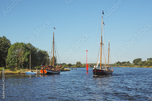Zwei Segelboote auf dem Fluss Trave im Sommer