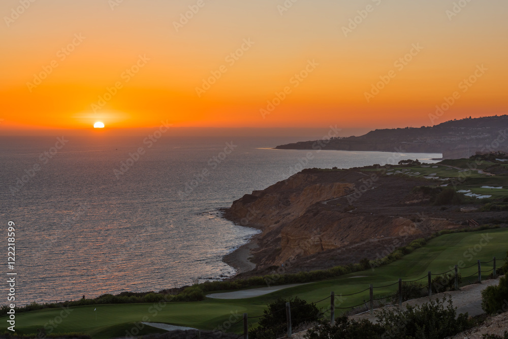 California Sunset / 断崖の上に作られたゴルフコースの向こうに夕日が沈みます。