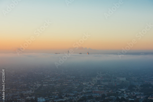 夜明け、霧に包まれるDowntown LA / 日の出直後の朝陽を受ける高層ビルです。