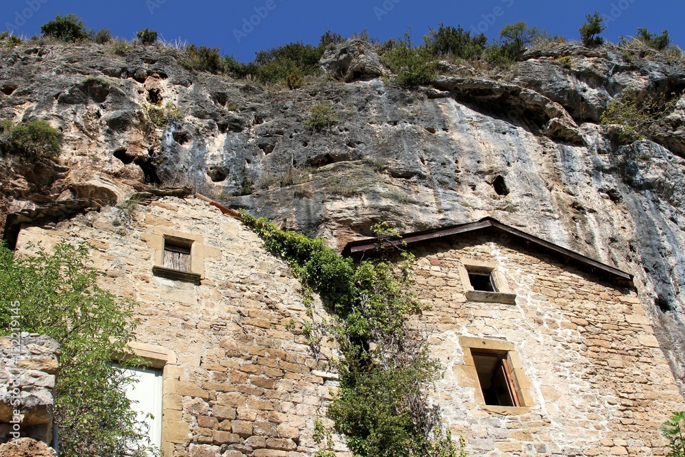 Village troglodytique de Peyre en Aveyron,vallée du Tarn