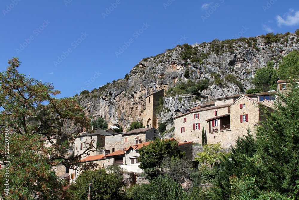 Village troglodytique de Peyre en Aveyron,vallée du Tarn