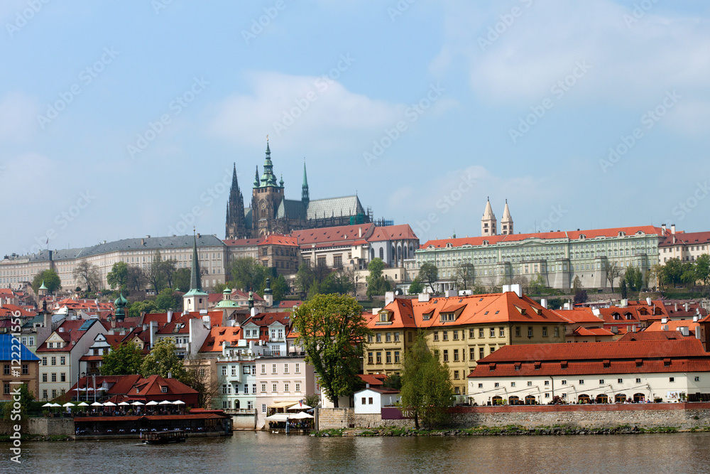 Obraz premium View old town and Prague castle with river Vltava, Czech Republi