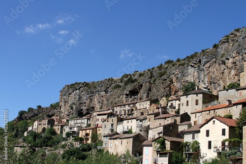 Village troglodytique de Peyre en Aveyron,vallée du Tarn © papinou