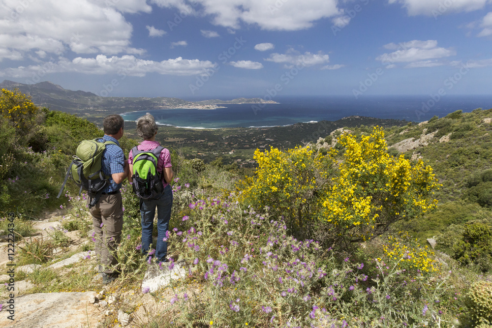 Paar wandert in der blühenden Macchia auf Korsika